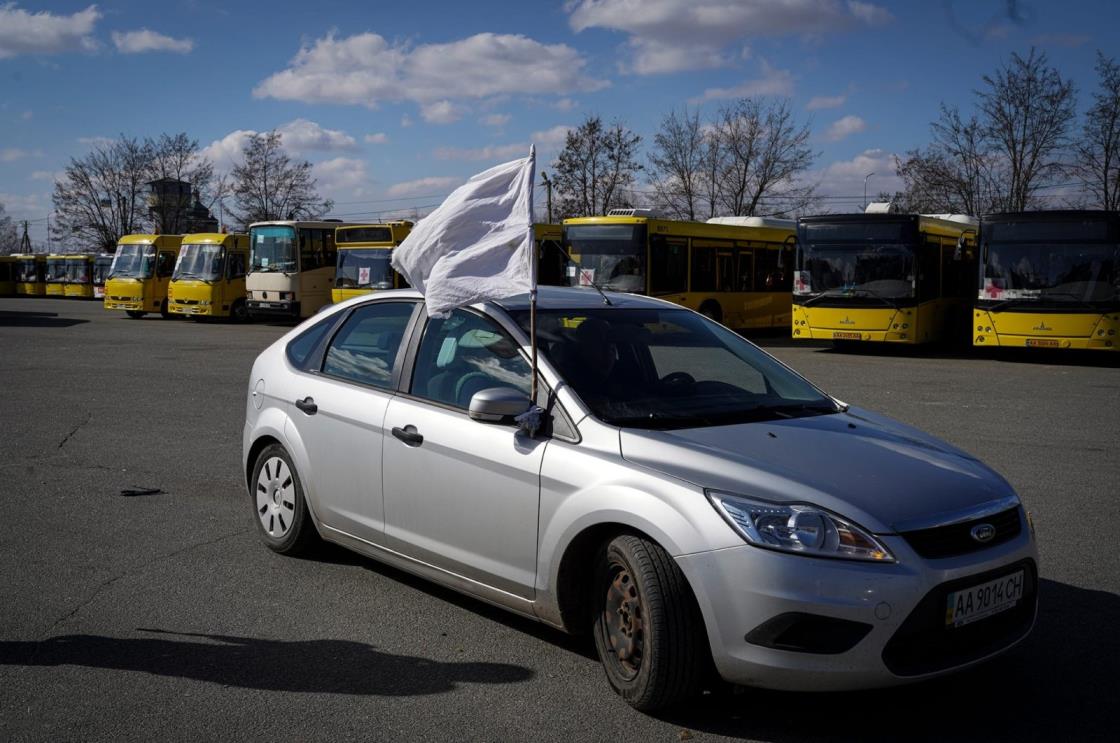 在俄罗斯入侵期间，乌克兰平民手持白旗逃离