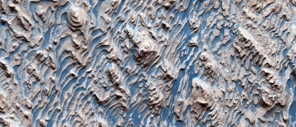 火星上奇怪的梯田是沉积岩的明显信号