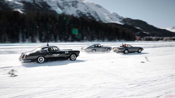 看Countach, Ferrari 250 GTO和无价的经典在雪中演奏