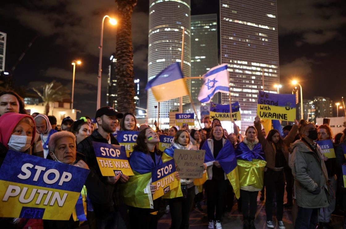 Protestors hold signs at a demo<em></em>nstration against the Russian military invasion of Ukraine, calling on Russian President Vladimir Putin to stop the war, in Tel Aviv, Israel, March 12, 2022. (REUTERS Photo)