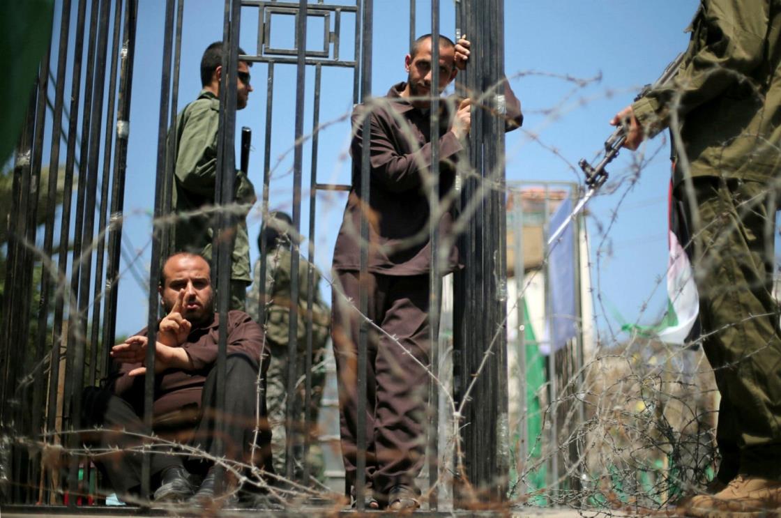 Men play the roles of jailed Palestinians and Israeli soldiers during a rally in support of Palestinian priso<em></em>ners on hunger strike in Israeli jails, Gaza City, Palestine, April 2017. (Reuters Photo)