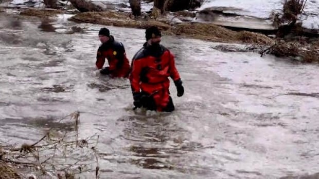 在安大略省的米切尔市，一名10岁女孩掉进冰窟，警方对她的搜寻工作已经进行了两周。| CB