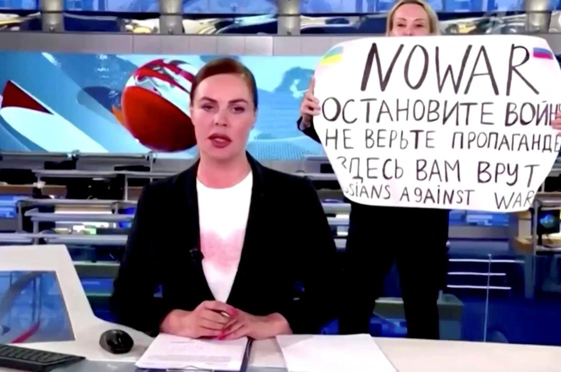 一名反战抗议者打断俄罗斯国家电视台的新闻直播