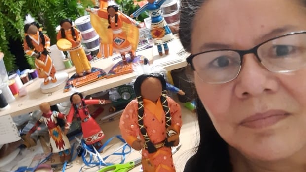 制作没有面孔的原住民娃娃是如何让这个奇皮族妇女能够传授她的文化故事的