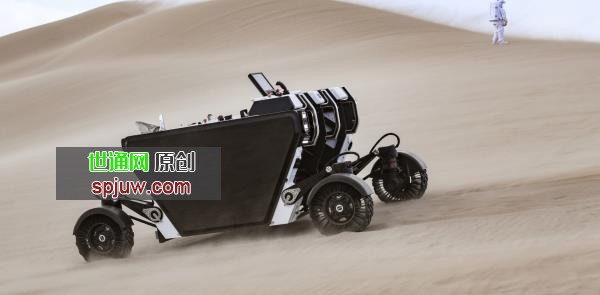 克里斯·哈德菲尔德在沙漠中驾驶一辆新的月球车原型