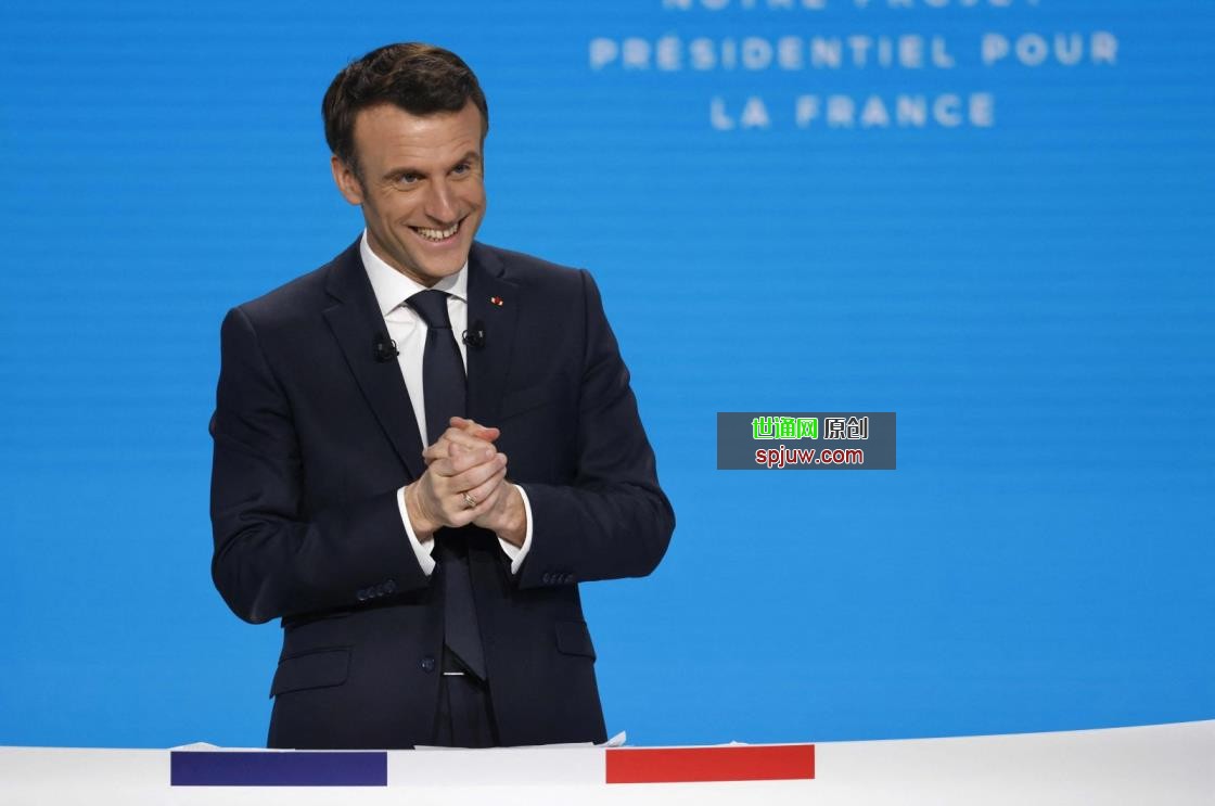 France&#039;s President Emmanuel Macron reacts during a press co<em></em>nference to present his political program ahead of the April 10/24 presidential election in France, in Paris&#039; suburban city of Aubervilliers, March 17, 2022. (AFP Photo)