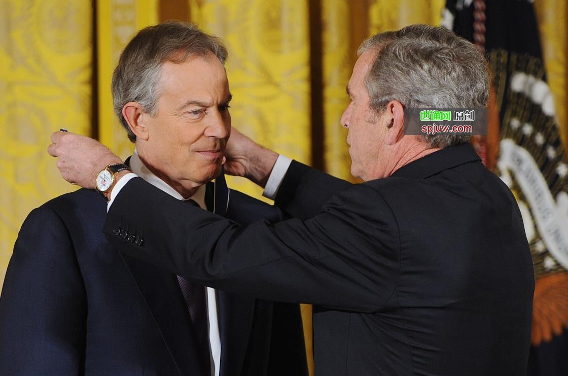 Former U.S. President George W. Bush (R) presents Britain&#039;s former Prime Minister Tony Blair with the Presidential Medal of Freedom, on the last days of his presidency, at the White House, Washington, D.C., U.S., Jan. 13, 2009. (Reuters Photo)