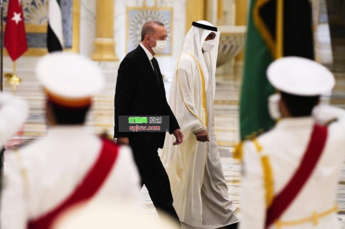 President Recep Tayyip Erdoğan (L) and Abu Dhabi Crown Prince Sheikh Mohammed bin Zayed Al Nahyan look over an ho<em></em>nor guard at Qasr Al Watan in Abu Dhabi, United Arab Emirates, Feb. 14, 2022. (AP Photo)