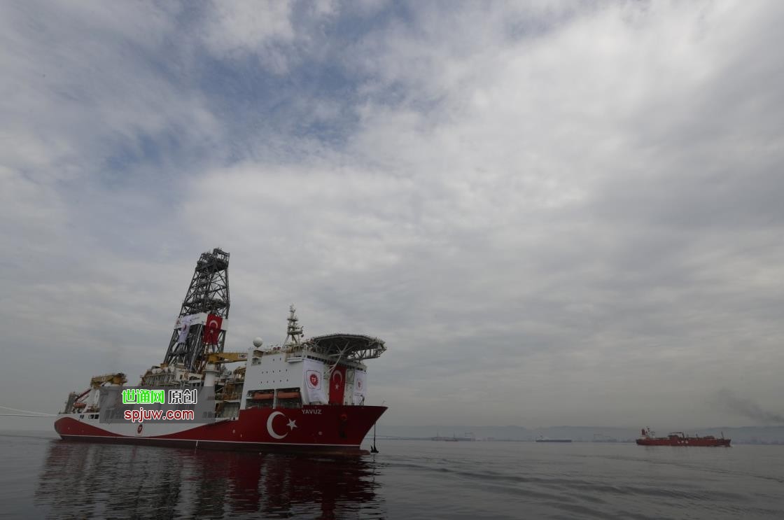 Turkey&#039;s drillship Yavuz crosses the Marmara Sea on its way to the Mediterranean, from the port of Dilovası, outside Istanbul, Turkey, June 20, 2019. (AP Photo)