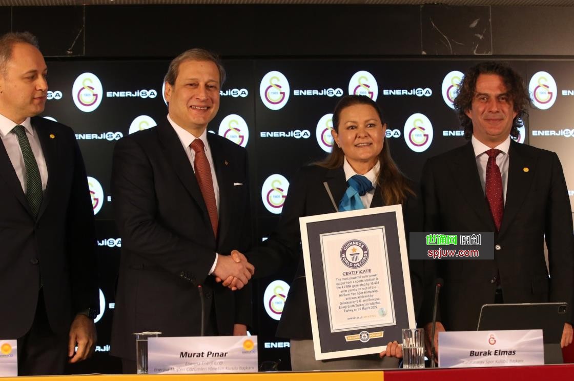 Officials from Galatasaray Sports Club and energy company Enerjisa attend a ceremony to mark the Guinness Book of World Records listing of the club&#039;s joint solar energy plant project, Istanbul, Turkey, March 22, 2022. (DHA Photo)