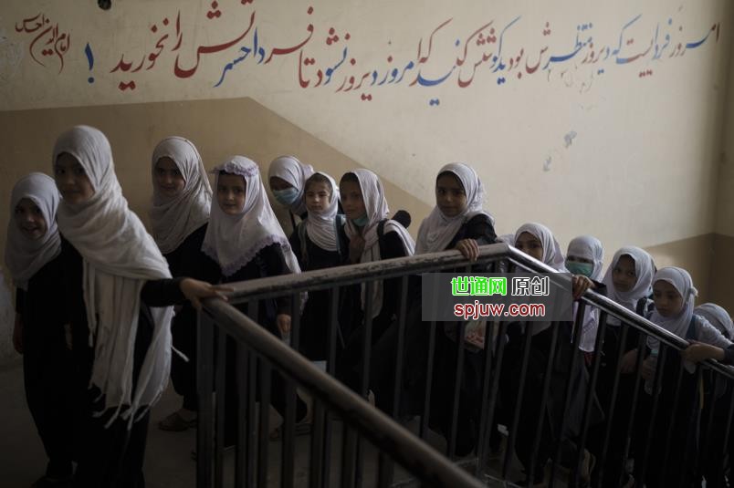 作为一个逆转，塔利班禁止阿富汗女孩上六年级以上的学校