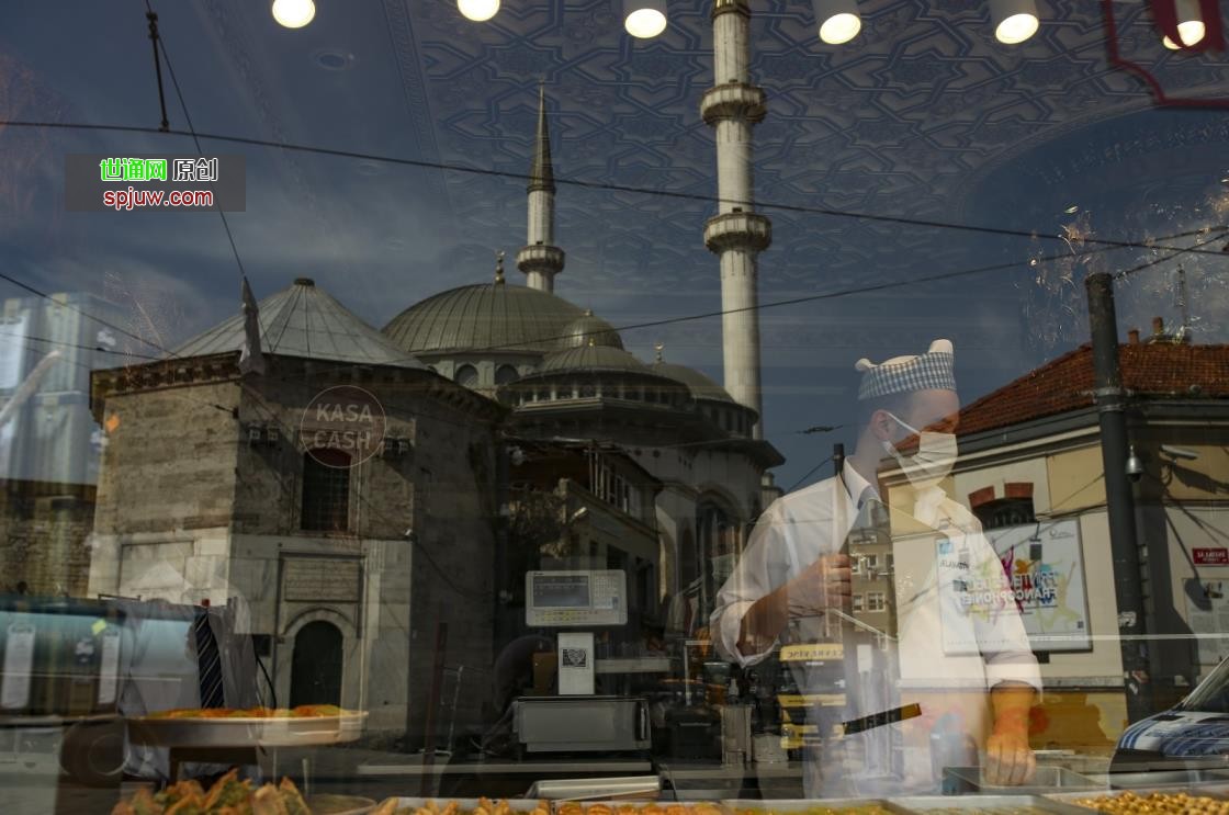 A worker prepares sweets at a pastry shop in Istiklal Avenue, the main shopping street of Istanbul, Turkey, April 30, 2021. (AP Photo)