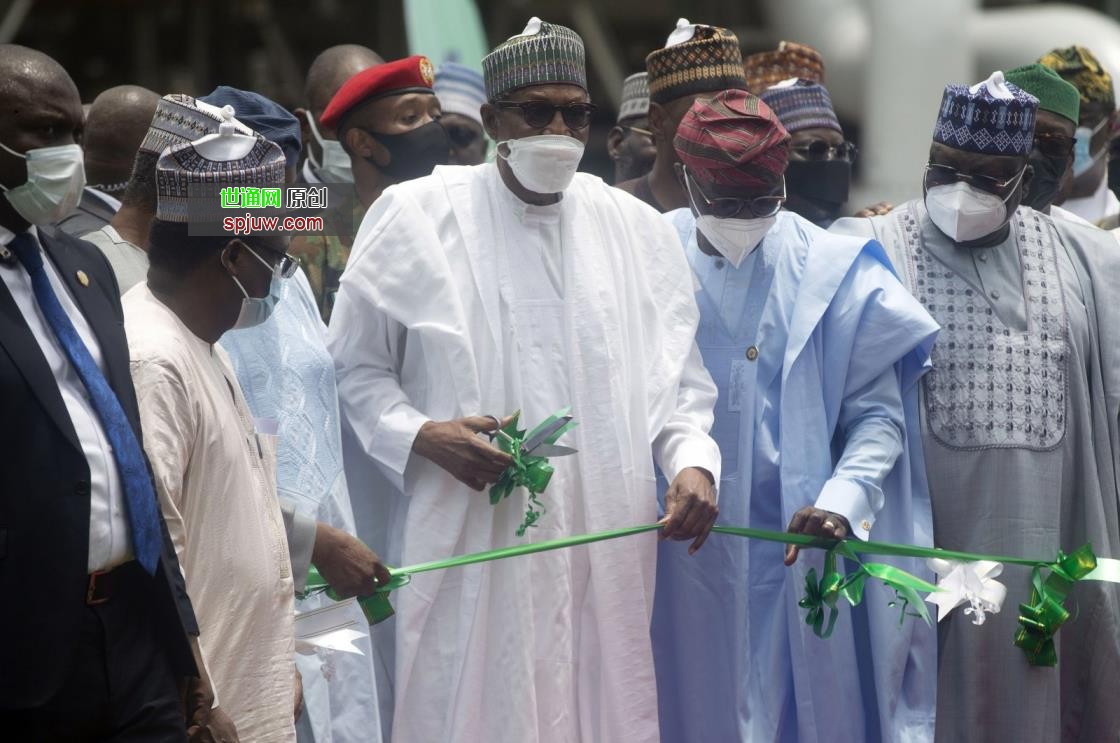 Nigerian President Muhammadu Buhari (C) during the commissio<em></em>ning of Dangote fertilizer plant in Lagos, Nigeria, March 22, 2022. (AP Photo)
