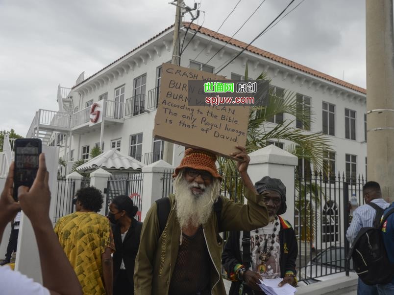 英国王室访问牙买加，抗议者要求奴隶赔款