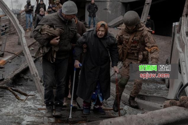 乌克兰人第一次通过人道主义走廊逃离被围困的苏米市
