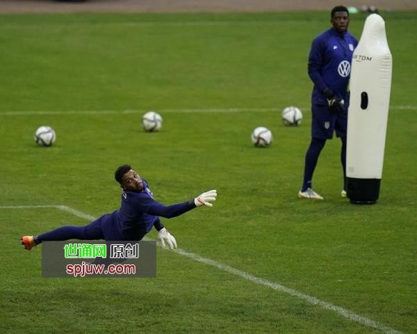 United States´ goalie Zack Steffen goes for a ball during a training session ahead of the FIFA World Cup Qatar 2022 qualifying soccer match against Mexico, at Azteca stadium in Mexico City, Wednesday, March 23, 2022.