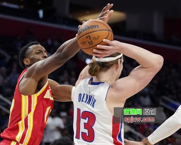 Detroit Pistons forward Kelly Olynyk (13) grabs a rebound next to Atlanta Hawks forward o<em></em>nyeka Oko<em></em>ngwu during the second half of an NBA basketball game, Wednesday, March 23, 2022, in Detroit.