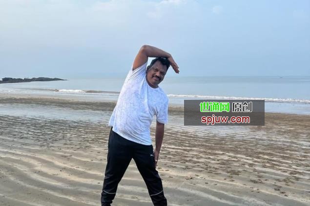 穿着运动裤和运动鞋，Cong在印度果阿邦Bambolim海滩上“伸展肌肉”