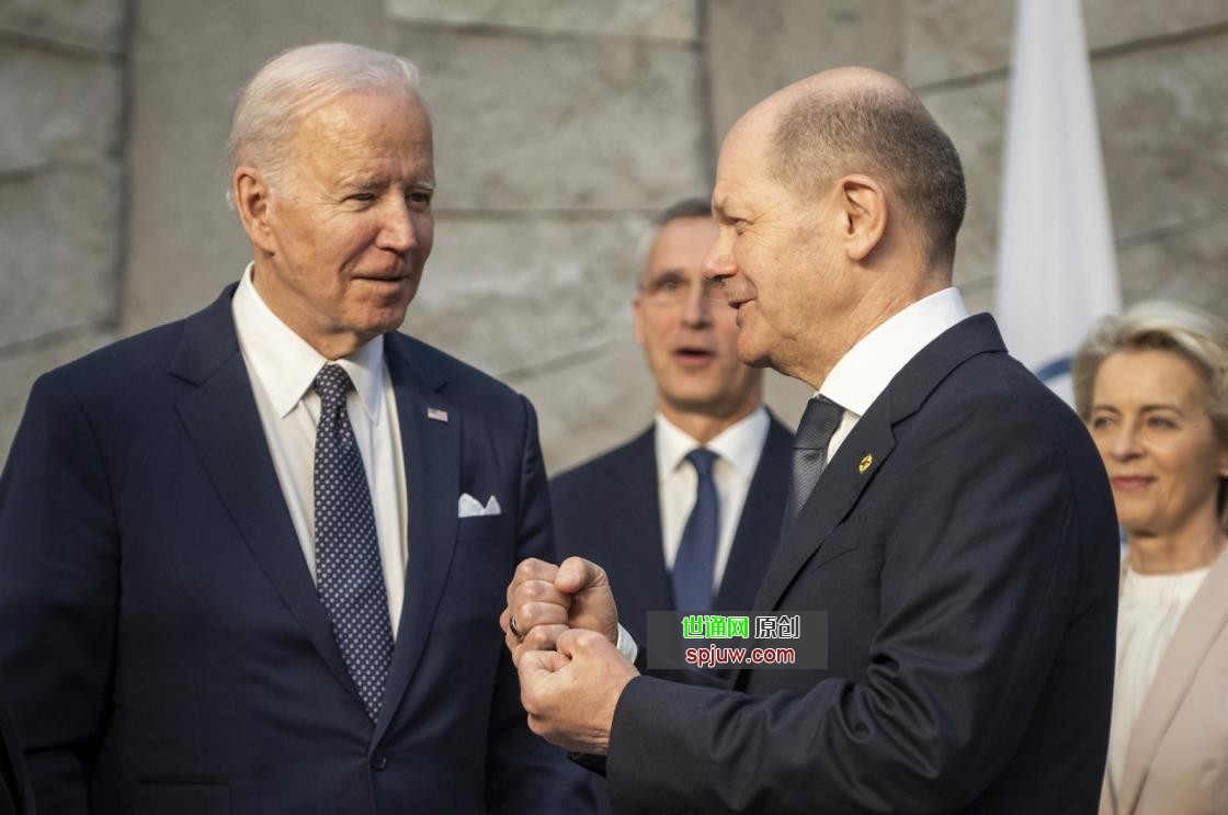 U.S. President Joe Biden (L) and German Chancellor Olaf Scholz (R) talk during an extraordinary NATO summit at NATO headquarters in Brussels, Belgium, Thursday, March 24, 2022. (DPA via AP, Pool)