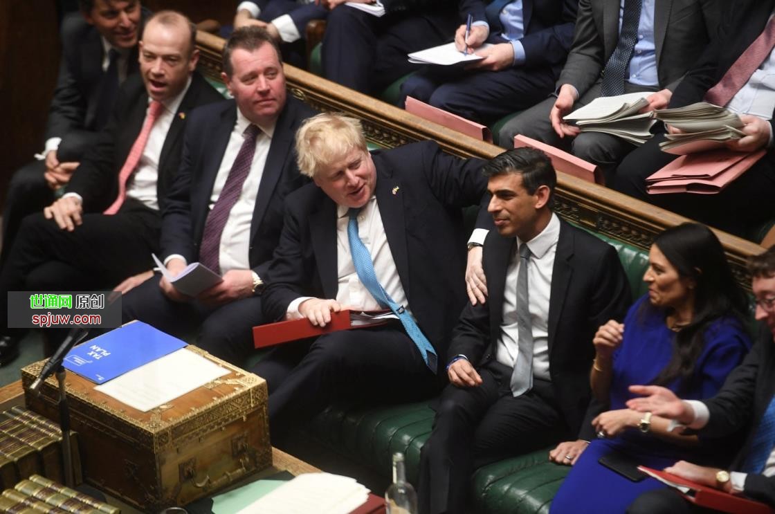 British Prime Minister Boris Johnson and Chancellor of the Exchequer Rishi Sunak react at a statement on the eco<em></em>nomic update session, at the House of Commons in London, Britain, March 23, 2022. (Reuters Photo)