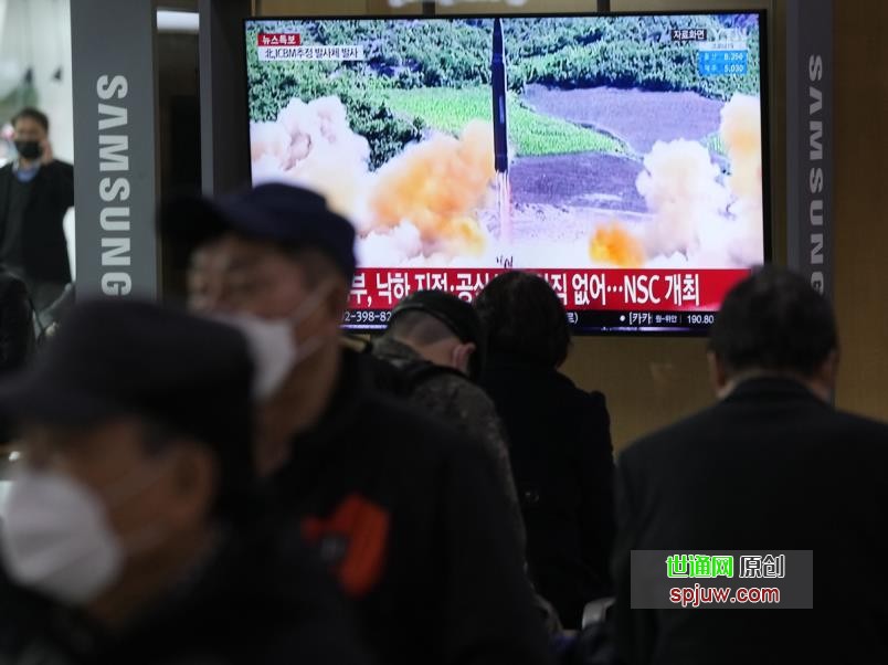 朝鲜向海上发射疑似远程导弹