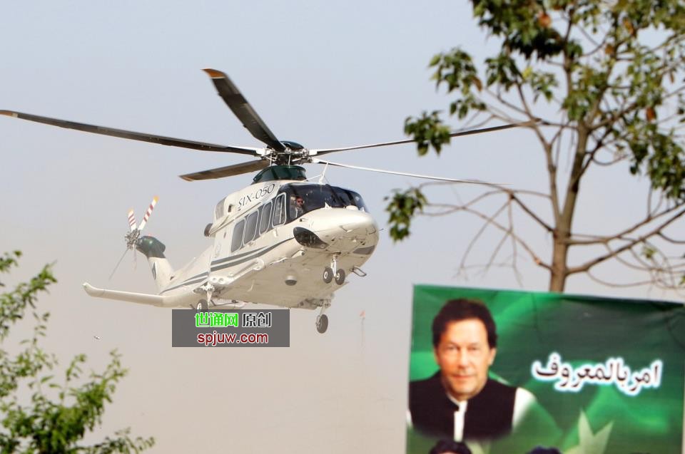 A helicopter carrying Pakistani Prime Minister Imran Khan arrives at the venue during a party rally amid opposition calls for his resignation, in Islamabad, Pakistan, March 27, 2022. (EPA Photo)