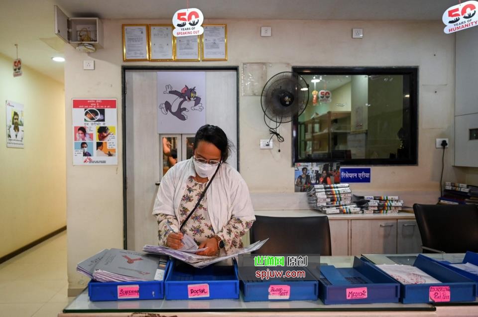 A doctor goes through medical files at a Doctors Without Borders (MSF) clinic that treats people with drug-resistant tuberculosis in Mumbai, India, March 22, 2022. (AFP Photo)
