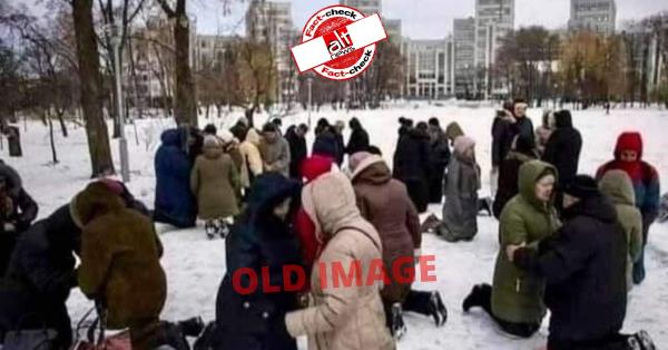 乌克兰人在雪中祈祷的照片与目前的危机无关