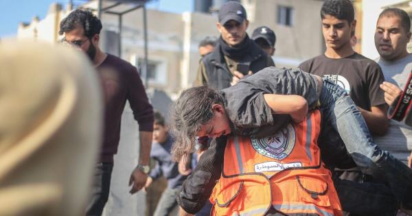 筋疲力尽的急救人员发誓要继续拯救加沙的生命