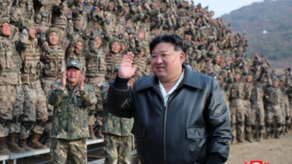 朝鲜的金正恩乘坐普京赠送的汽车，视察演习