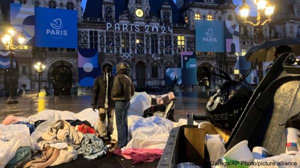 巴黎:警察将移民从市政厅营地带走