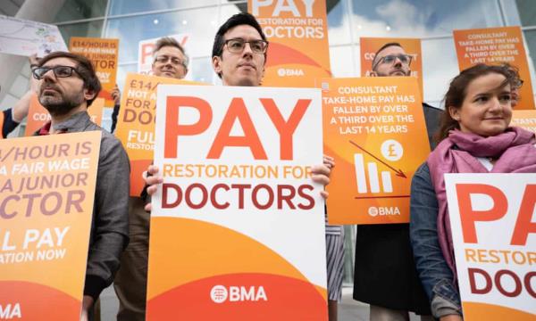 英国国家医疗服务体系顾问接受薪酬提议，结束了与政府长达一年的纠纷
