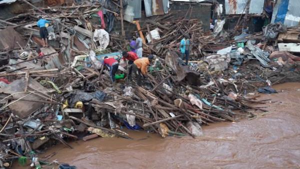洪水席卷肯尼亚一半地区，造成至少32人死亡