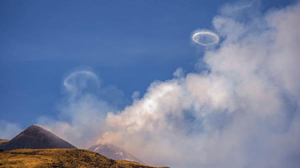 观看:埃特纳火山喷出巨大的烟圈，这是一种“非同寻常”的现象